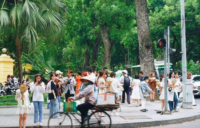 Khung cảnh 1 mét vuông 10 nàng thơ nhộn nhịp trên con phố mùa thu Hà Nội, cuối tuần đẹp trời lại càng đông đúc-7