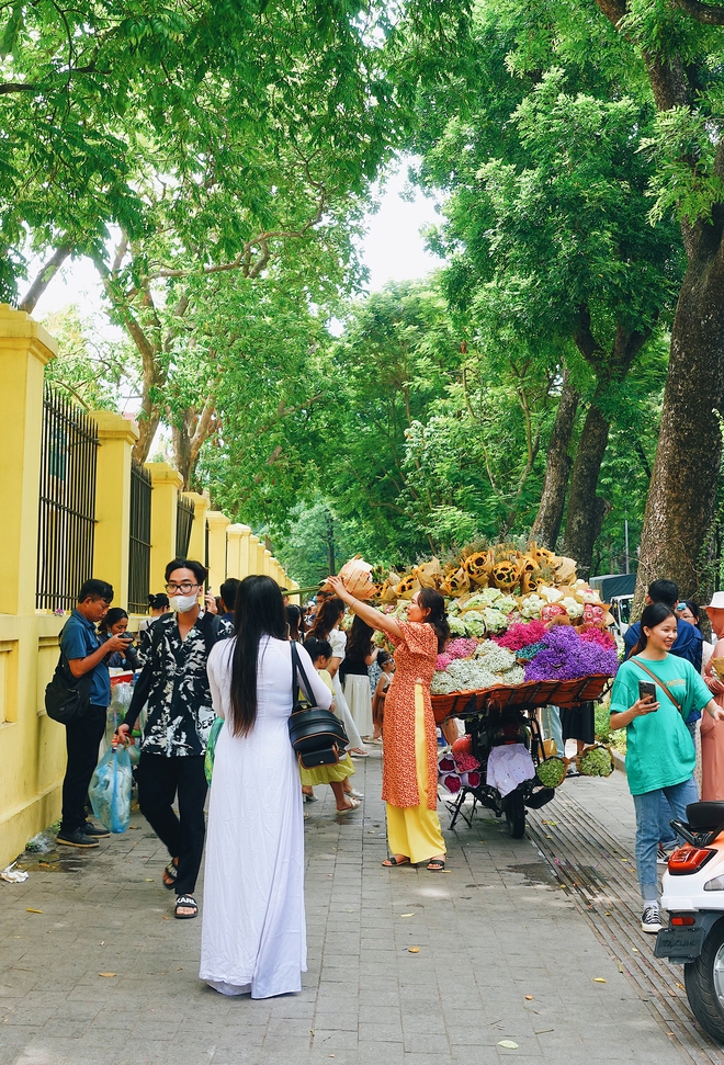 Khung cảnh 1 mét vuông 10 nàng thơ nhộn nhịp trên con phố mùa thu Hà Nội, cuối tuần đẹp trời lại càng đông đúc-9