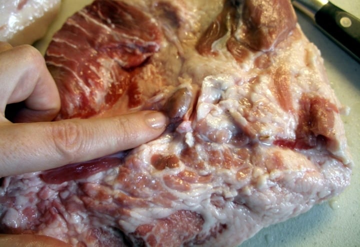 Phần thịt lợn chứa đầy mầm bệnh dù rẻ cũng không nên mua-1