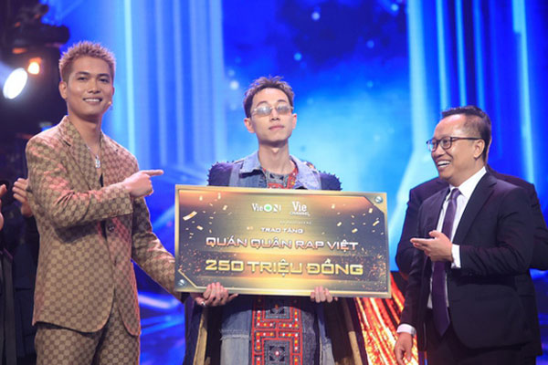 Lộ clip Karik mệt mỏi đi tập tễnh phải có người dìu, suýt ngã lúc ra về ở Chung kết Rap Việt-6