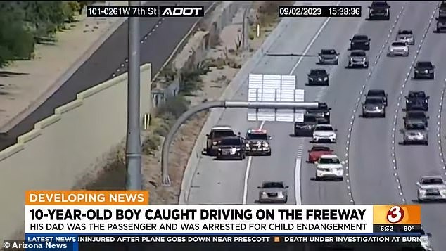 Nhận tin từ người dân, cảnh sát chặn chiếc ô tô trên cao tốc và phát hiện cảnh tượng khó ngờ với đứa trẻ 10 tuổi-1