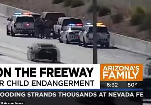 Nhận tin từ người dân, cảnh sát chặn chiếc ô tô trên cao tốc và phát hiện cảnh tượng khó ngờ với đứa trẻ 10 tuổi-2