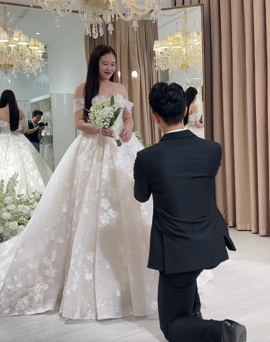 Cảnh Đình Trọng chăm con trên sân bóng bất ngờ gây chú ý trở lại ngày clip quỳ gối cầu hôn lan truyền-2