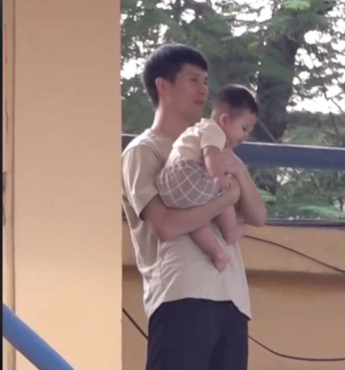 Cảnh Đình Trọng chăm con trên sân bóng bất ngờ gây chú ý trở lại ngày clip quỳ gối cầu hôn lan truyền-6