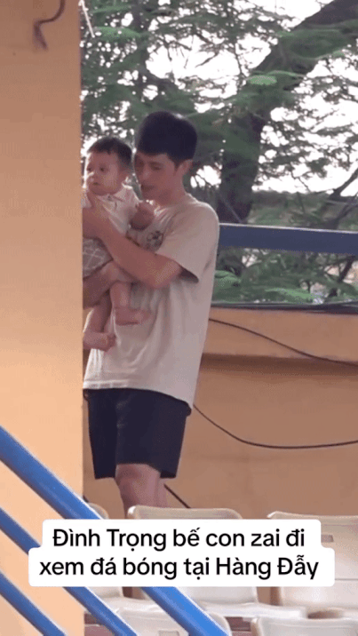 Cảnh Đình Trọng chăm con trên sân bóng bất ngờ gây chú ý trở lại ngày clip quỳ gối cầu hôn lan truyền-7