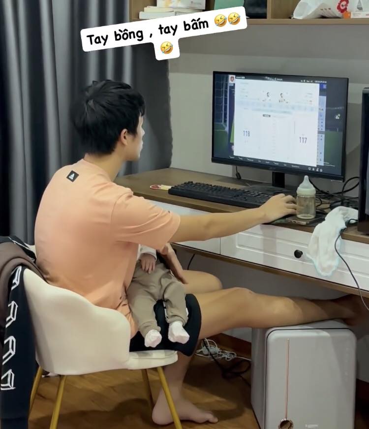 Cảnh Đình Trọng chăm con trên sân bóng bất ngờ gây chú ý trở lại ngày clip quỳ gối cầu hôn lan truyền-8