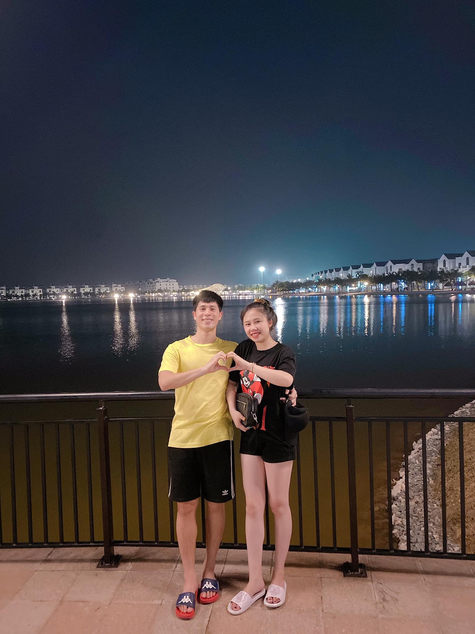 Cảnh Đình Trọng chăm con trên sân bóng bất ngờ gây chú ý trở lại ngày clip quỳ gối cầu hôn lan truyền-10