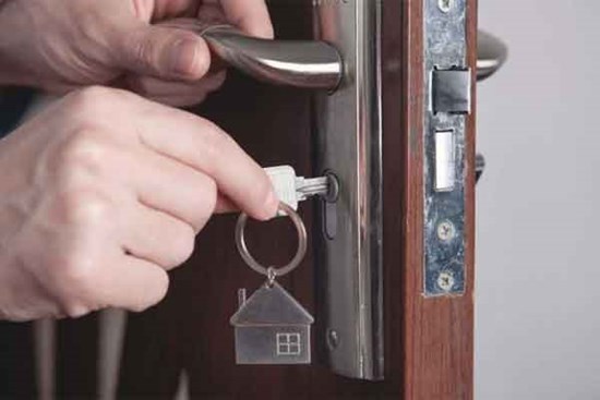 Tại sao nên cắm chìa khóa cửa vào ổ trước khi đi ngủ?