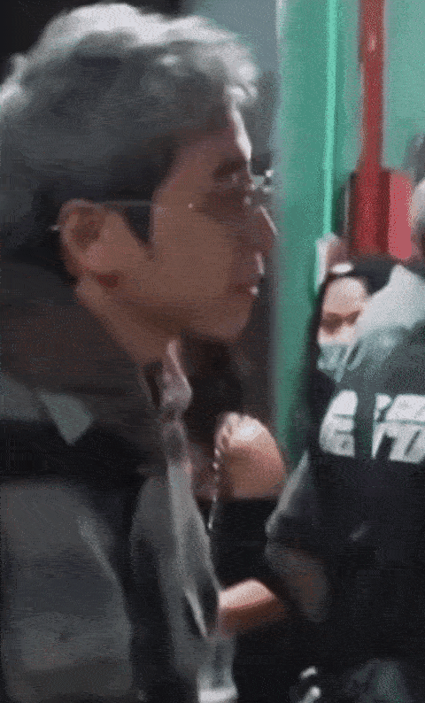 Lộ clip Karik mệt mỏi đi tập tễnh phải có người dìu, suýt ngã lúc ra về ở Chung kết Rap Việt-1