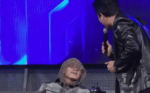 Lộ clip Karik mệt mỏi đi tập tễnh phải có người dìu, suýt ngã lúc ra về ở Chung kết Rap Việt-3