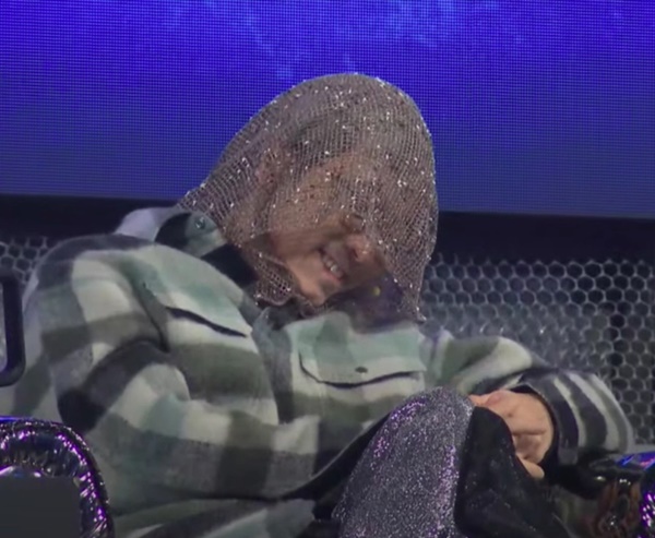 Lộ clip Karik mệt mỏi đi tập tễnh phải có người dìu, suýt ngã lúc ra về ở Chung kết Rap Việt-5