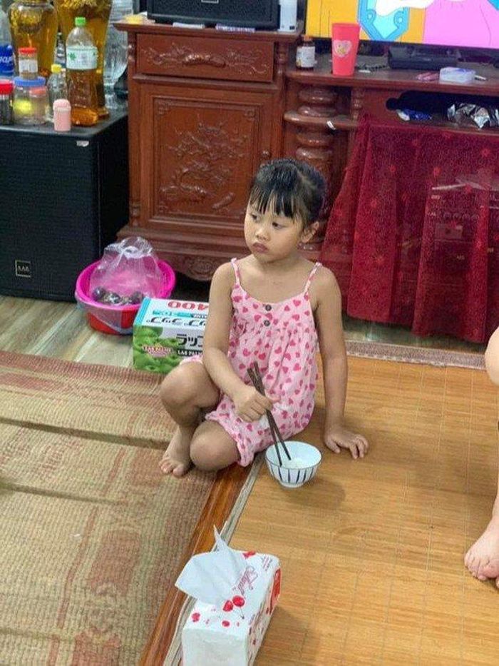 Diễn biến mới vụ bé gái xinh xắn bị bỏ rơi trong đêm tối ở Hà Nội-1