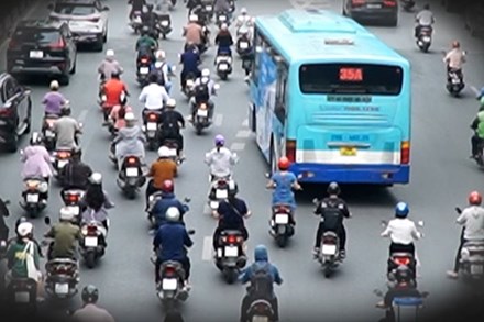 Xe bus lấn làn, tạt đầu, tranh cướp đường - 'đặc sản' giao thông Hà Nội