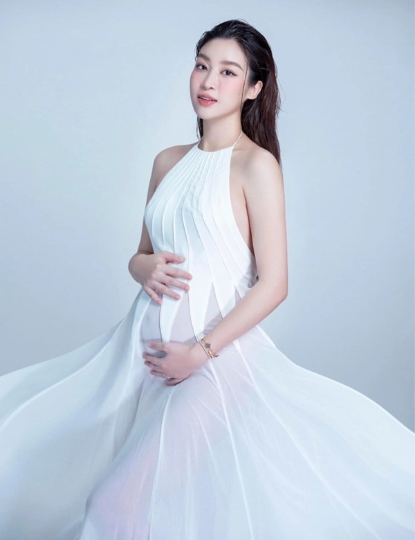 Sau 2 tháng sinh con, Hoa hậu Đỗ Mỹ Linh lần đầu công khai cận gương mặt ái nữ-2