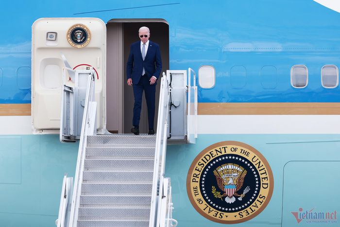 Cận cảnh đoàn xe chở Tổng thống Mỹ qua các tuyến phố Hà Nội-1