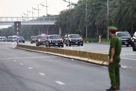 Cận cảnh đoàn xe chở Tổng thống Mỹ qua các tuyến phố Hà Nội