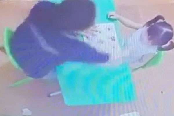 Vụ trẻ 2 tuổi bị cô giáo tát vào mặt: Trung tâm có nhiều sai phạm-1