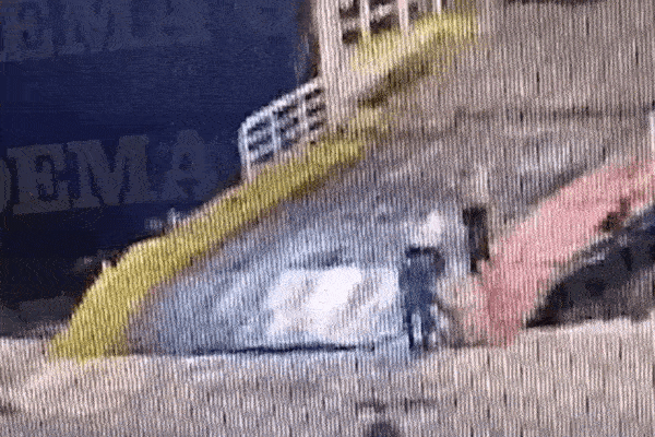 Hành khách đi tàu chết tức tưởi vì bị đẩy xuống biển, video diễn biến sự việc gây phẫn nộ