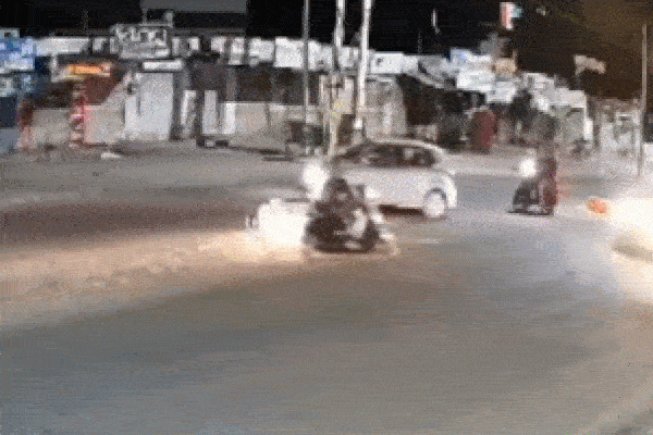 Clip: Ô tô tông văng người phụ nữ rồi bỏ chạy khỏi khỏi hiện trường