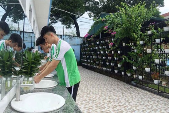 Học sinh phải mang giấy vệ sinh đi học: Nỗi khổ chốn vệ sinh trường công