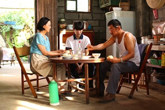 Cuộc trò chuyện của 2 mẹ con ở cửa hàng gà rán khiến người xung quanh ngán ngẩm: Đây là kiểu dạy con tệ hại
