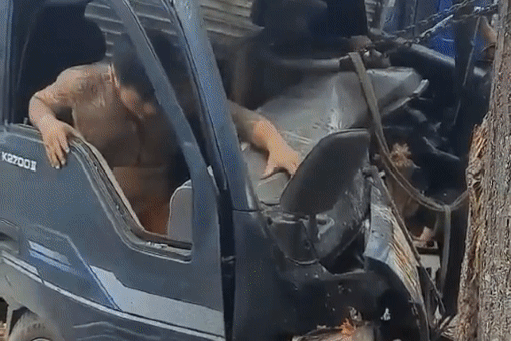 Tài xế xe cẩu và người dân giải cứu 2 nạn nhân mắc kẹt trong cabin ô tô tải-1