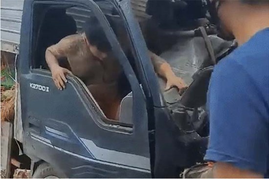 Tài xế xe cẩu và người dân giải cứu 2 nạn nhân mắc kẹt trong cabin ô tô tải