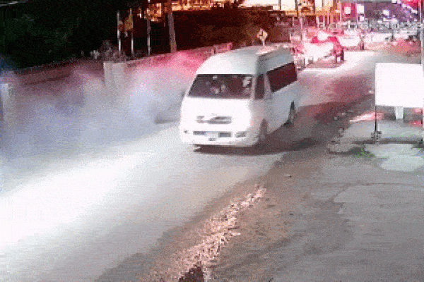 Cảnh sát liều mình cứu tài xế trong ô tô đang bốc cháy ngùn ngụt-1