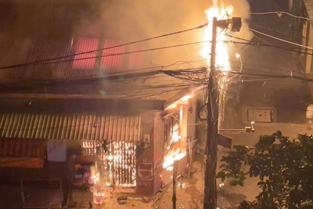 Vụ hai cháu bé tử vong trong căn nhà bốc cháy: Hai cửa thoát nạn đều khóa trái-1