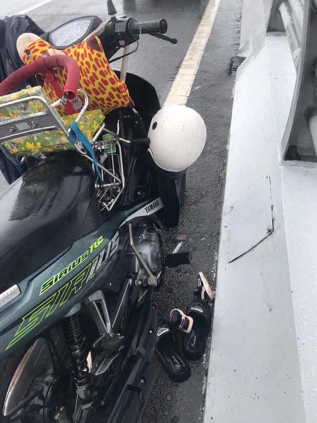 Trà Vinh: Từ chiếc xe máy bỏ lại, nghi vấn mẹ ôm con 2 tuổi nhảy cầu-1