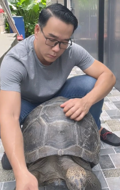 Hiện tại của vua cá Koi”: Thu nhập chỉ đủ sống sau khi để hết tài sản lại cho vợ cũ, vợ mới chia tay online”-6