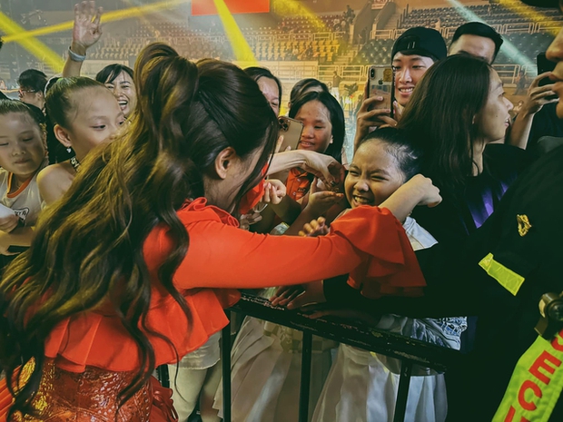 Động thái xoa dịu của Hoàng Thùy Linh sau vụ đưa người lên sân khấu họp báo để dạy đời-3