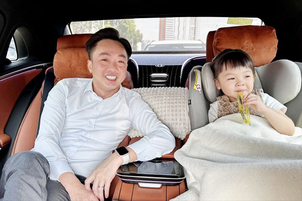 Đàm Thu Trang khoe ảnh cận mặt của quý tử, tiết lộ cực giống chị gái Suchin hồi bé-2