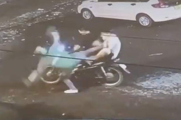 Bắt nóng hai thanh niên cướp xe máy của tài xế xe ôm ở TPHCM-2