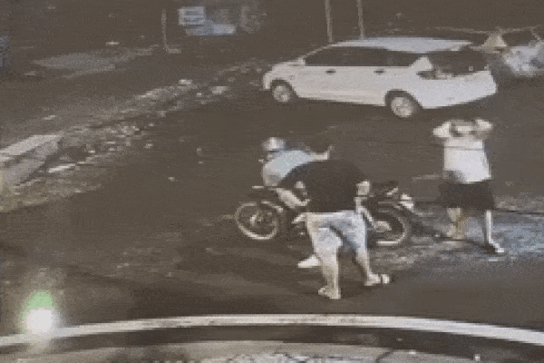 Bắt nóng hai thanh niên cướp xe máy của tài xế xe ôm ở TPHCM