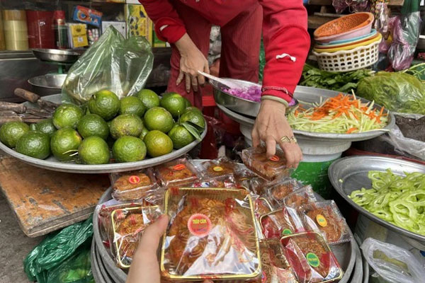 Người bán bánh trung thu tung chiêu tặng quà độc lạ-5