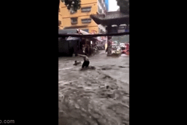 Clip: Kinh hoàng cảnh người bán hàng và đồ đạc bị lũ cuốn trôi