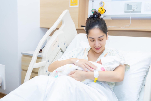 Khánh Thi thông báo đã sinh con thứ 3, nhan sắc trong lần đầu lộ diện ra sao?-1