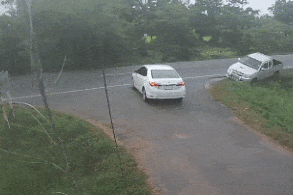 Clip: Ô tô lao thẳng xuống kênh nước, dân vội nhảy xuống cứu tài xế-1