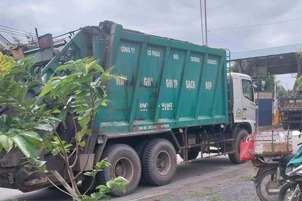 TPHCM: Phát hiện 2 đôi dép trẻ em ở bờ ao, người mẹ ngã quỵ khi biết 2 con chết đuối-2