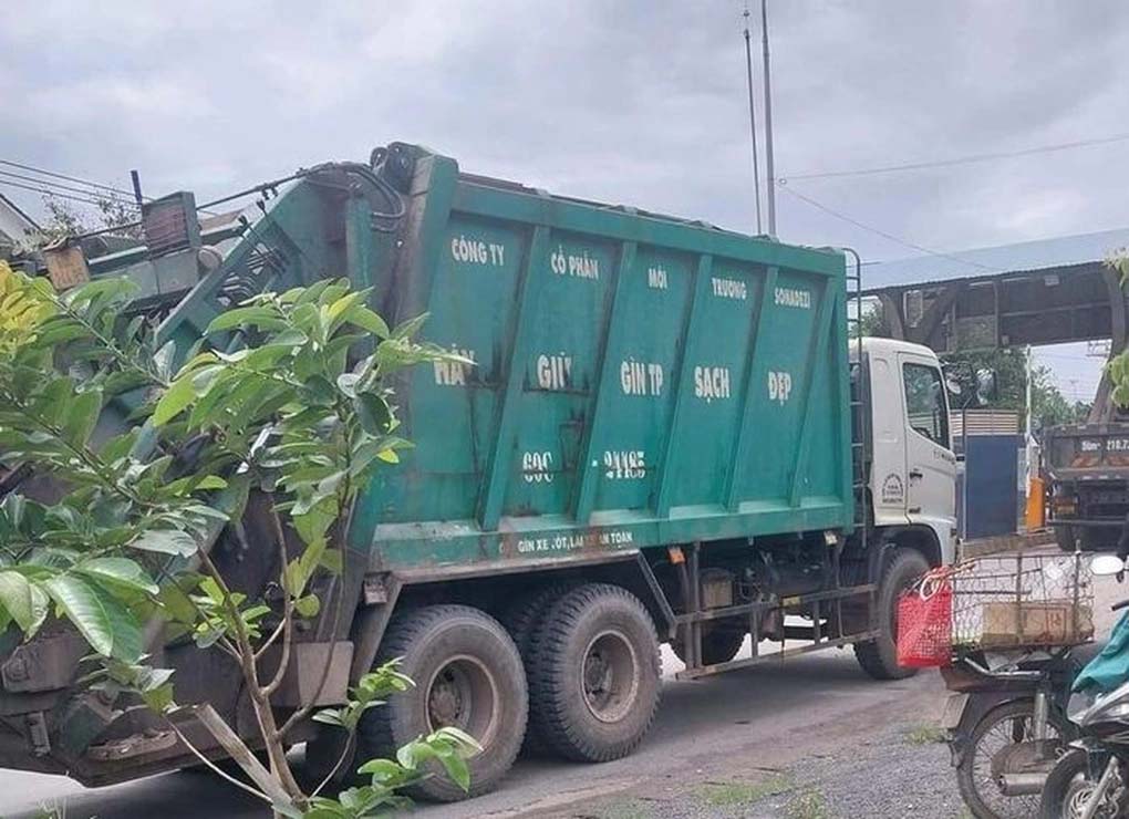 Tạm giữ tài xế lái xe rác làm bé trai tử vong-1
