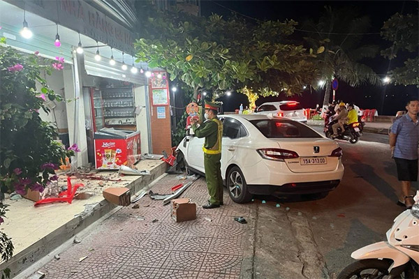 Clip: Gây tai nạn rồi bỏ chạy, tài xế ô tô bị truy đuổi 2km và cái kết-1