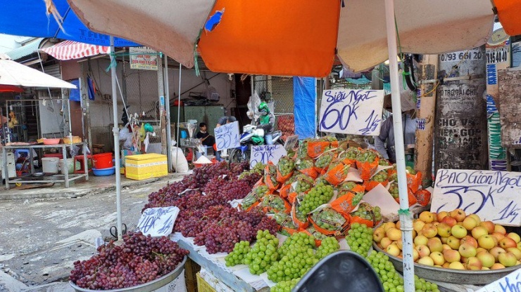 Nho mẫu đơn Trung Quốc ồ ạt về chợ-1