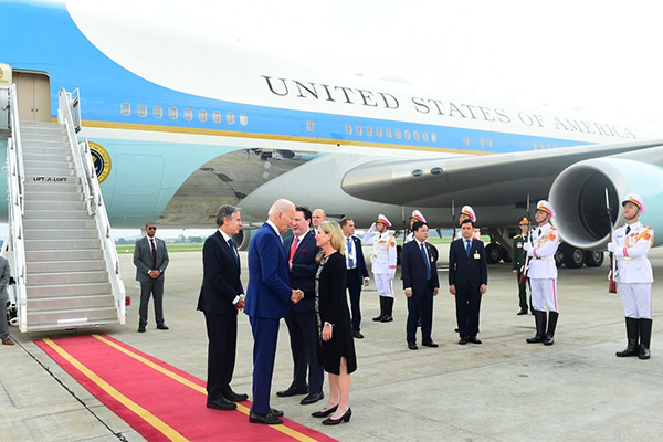 2 thanh niên đập kính ôtô, lấy thẻ ngân hàng đi quẹt mua hơn 10 chỉ vàng-3