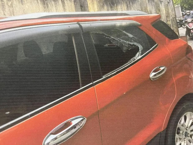 2 thanh niên đập kính ôtô, lấy thẻ ngân hàng đi quẹt mua hơn 10 chỉ vàng-2