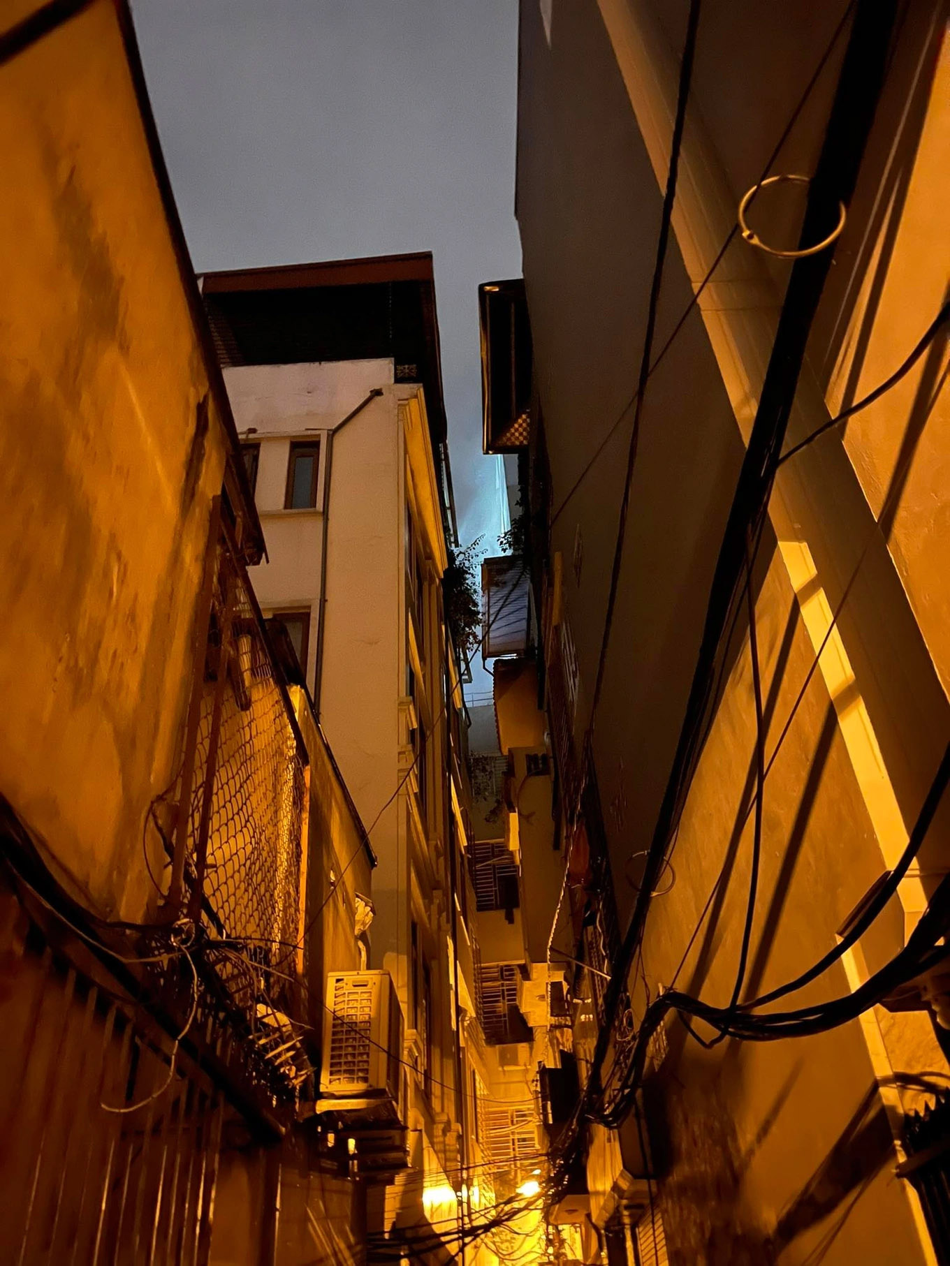 Cháy chung cư mini trong đêm: Nhiều người liều mạng nhảy từ tầng cao-2