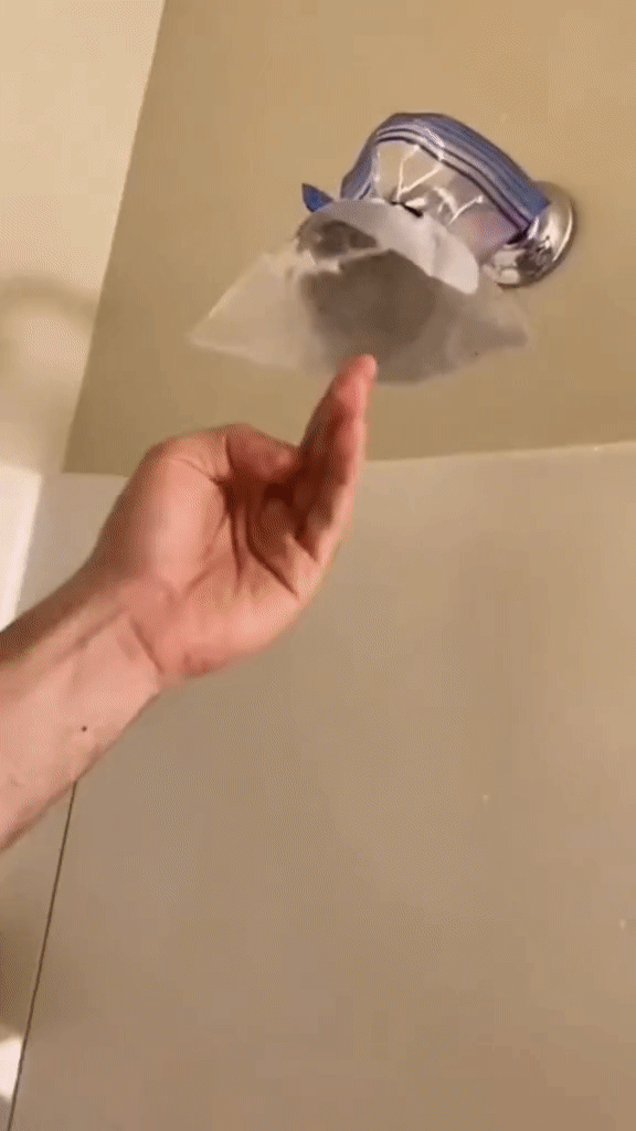 Đây là thứ ngày nào cũng dùng trong nhà vệ sinh nhưng 99% các gia đình quên làm sạch: Xem video mà choáng-3