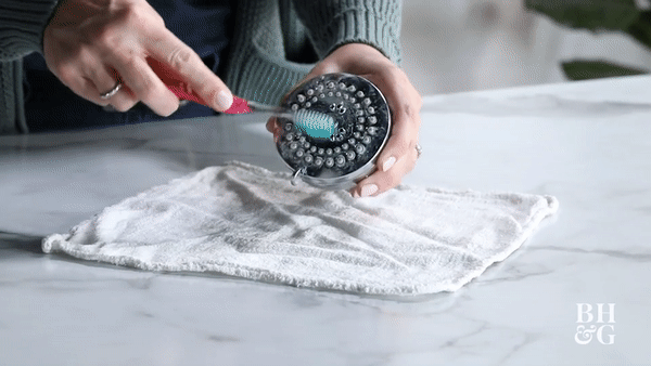 Đây là thứ ngày nào cũng dùng trong nhà vệ sinh nhưng 99% các gia đình quên làm sạch: Xem video mà choáng-5