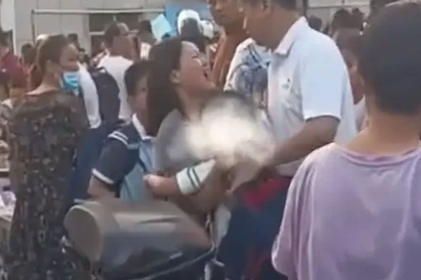 Bố mẹ ly hôn, giành giật con trước cổng trường mặc cậu bé khóc nấc-1