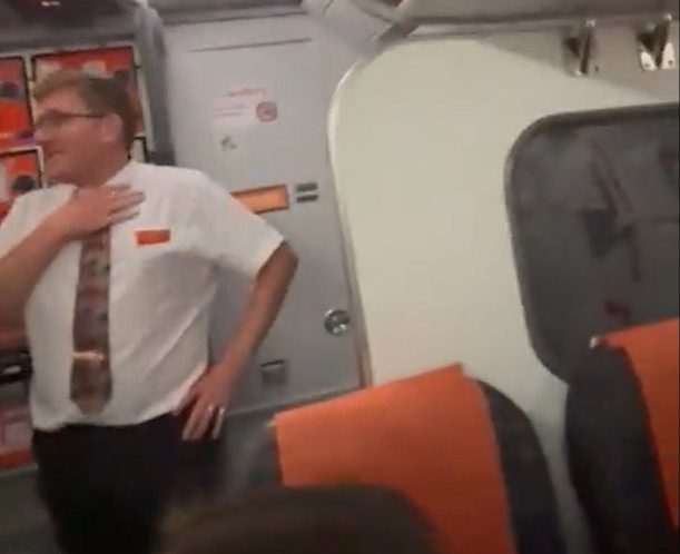 Đôi hành khách có hành vi phản cảm trên máy bay, đoạn clip ghi lại sự việc khiến dân tình nóng mắt-1